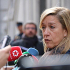 Plano corto de la expresidenta de la AMI y alcaldesa de Vilanova i la Geltrú, Neus Lloveras, atendiendo a los medios de comunicación en la salida del Tribunal Supremo.