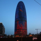 La Torre de les Glòries, anteriormente conocida como Torre Agbar, iluminada.