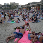 Centenares de personas han empezado llenar la playa del Miracle para ver el inicio del Concurs de Focs.