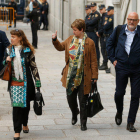 La miembro de la anterior Mesa del Parlament Anna Simó llega la Tribunal Supremo acompañada de Lluís Corominas para serles comunicado el procesamiento.