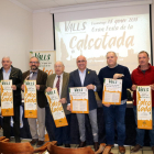 Foto de grupo de los organizadores de la 37ª edición de la Gran Fiesta de la Calçotada de Valls, en rueda de prensa en el Ayuntamiento de Valls, con el concejal de Comercio y Turismo, Òscar Peris, en el centro.