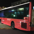 Imatge de l'autobús encallat a la rotonda.