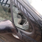 Imatge d'un dels cotxes afectats pels robatoris a l'interior de vehicles al carre del Mar.