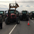 Plano general de decenas de tractores cortando la N-II en Borrassà con motivo de la huelga general del 8 de noviembre de 2017.