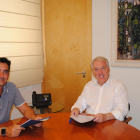 El alcalde de Vila-seca, Josep Poblet, y el gerente de Aquopolis Costa Daurada, Josep M. Claver, durante la firma del convenio.