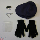 Els dos detinguts portaven el plàstic semirígid, a més de guants per evitar deixar empremtes i dues navalles de petites dimensions.
