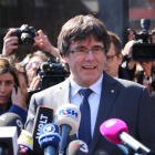 Imatge de Carles Puigdemont atenent als mitjans després de sortir de la presó.