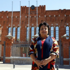 La rectora de la URV, María José Figueras, davant l'edifici del Rectorat.