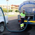 Plan|Plano general de un operario de la Brigada Municipal de Móra la Nova llenando una cisterna del camión depósito que se ha ubicado en el pabellón para abastecer a los vecinos de agua potable. Imagen del 28 de junio de 2018 (horizontal)