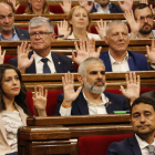 Los diputados de Cs mosten las manos en el momento de la votación de la moción de la CUP.