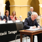 El president de la Diputació, Josep Poblet, durant la signatura del conveni aquest dilluns.