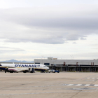 Un avió de Ryanair al costat de la terminal de l'Aeroport de Reus.