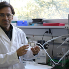Ricard Garcia-Valls, investigador principal de la investigación, sosteniendo el dispositivo.