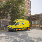 Imagen de ayer al mediodía de la ambulancia con base en el hospital Juan XXIII aparcada bajo un árbol.