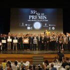 Fotografia de tots els premiats en la 35a edició de la Nit de Premis que Valls va viure dissabte al Centre Cultural.