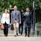 L'exresponsable econòmic i jurídic de CDC, Xavier Sànchez, amb els seus advocats arribant a l'Audiència Nacional.