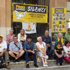 Imagen de la protesta de este lunes en la puerta de la parroquia de Sant Pau, delante del Palacio de Justicia.