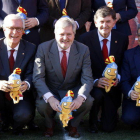 Pla obert de l'alcalde Josep Fèlix Ballesteros; el ministre Íñigo Méndez de Vigo; el president del Nàstic, Josep Andreu, i el delegat Enric Millo, al Nou Estadi sostenint la mascota dels Jocs Mediterranis, 'Tarracus'.