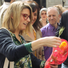 La portaveu de Junts per Catalunya, Elsa Artadi, amb una rosa groga a la Plaça de Sant Jaume, el passat 23 d'abril.