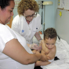 Imagen de archivo de la vacunación de un niño en un CAP.