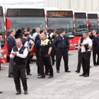 Conductors de l'Empresa Municipal de Transports (EMT) de Tarragona, a les cotxeres, amb els autobusos fora de servei estacionats durant l'aturada parcial del 8 de maig del 2018.