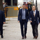 El exconseller de Cultura Santi Vila llega a la sede del Tribunal Supremo acompañado de su abogado, Pau Molins.