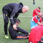 L'entrenador del Nàstic, Nano Rivas, dóna instruccions a Javier Galera durant l'entrenament.