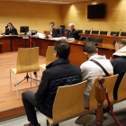 Los cuatro acusados, entre los cuales hay dos guardias civiles, sentados en el banquillo de la Sección Tercera de la Audiencia de Girona.