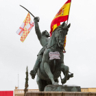L'estàtua de Prim amb les banderes de Tabàrnia i Espanya