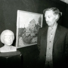 Ignasi Ferré, en una imagen de archivo de los años 70, en una exposición con una de sus obras.
