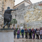 L'estàtua, en primer terme, i al seu davant el grup escolta les explicacions de Balart.