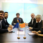 El president del Parlament, Roger Torrent, amb Carles Puigdemont i els diputats Toni Comín, Lluís Puig, Clara Ponsatí i Meritxell Serret a Brussel·les.