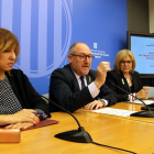El secretario de Empresa y Competitividad, Joan Aregio, con la directora territorial, Carme Mansilla, y la directora de la Agencia Catalana del Consumo, Montserrat Ribera, durante la presentación del balance de 2017.