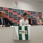 El presidente del Córdoba, Sergi Guardiola y el director deportivo, durante el anuncio del acuerdo de renovación del delantero.