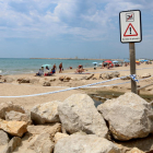 Imagen de la playa de Segur de Calafell con una cinta policial que delimita el perímetro por un vertido fecal.