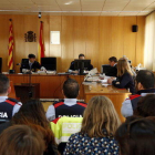 El públic, agents dels Mossos d'Esquadra i el magistrat, al fons, en l'inici del judici a l'Audiència de Tarragona contra l'home acusat d'assassinar una dona en un pis de Valls.