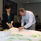 L'artista Jordi Isern pintant durant la trobada amb una escola d'art de discapacitats japonesa.