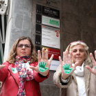 Kati Ródenas, a la derecha, y una compañera del sindicato, muestran pegatines de la campaña.
