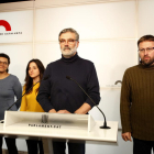 Els diputats de la CUP Natàlia Sánchez, Maria Sirvent i Vidal Aragonés, amb el president, Carles Riera, al centre.