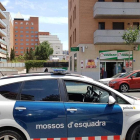 Els Mossos d'Esquadra, davant del supermercat on s'ha produït l'atracament.