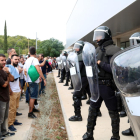 Antiavalots a les portes del Pavelló de Roquetes, durant el referèndum de l'1 d'octubre.