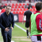 Rodri, des de la seva àrea tècnica, dóna ordres a un jugador. Els números de l'entrenador a casa no agraden a la directiva.