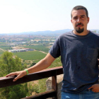 Jaume Tres, amigo íntimo de Pau Pérez, observando Vilafranca del Penedès desde la Montaña de Sant Pau.