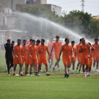 Els futbolistes del CF Reus, durant la sessió matinal que es va desenvolupar a l'annex de l'Estadi Municipal, sota una calor asfixiant.