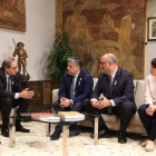 El presidente de la Generalitat, Quim Torra, con el portavoz de JxCat, Albert Batet; el adjunto Eduard Pujol y la diputada Gemma Geis.
