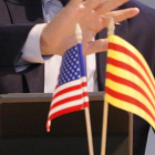 Las banderas de los Estados Unidos y Catalunya, encima una mesa de la antigua delegación del Gobierno en los Estados Unidos.