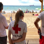 Una lancha de la Cruz Roja ha rescatado a los cinco menores y los ha llevado hasta la arena de la playa de la Arrabassada.