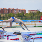 Un nedador es llença a la piscina, ja sense la grada mòbil que hi va haver durant els Jocs i que permet veure, al fons, Campclar.