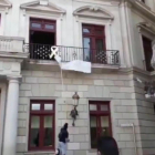 Captura del vídeo que Ciutadans ha hecho público con la acción en la plaza Mercadal.