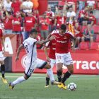 Maikel Mesa intenta marcharse de un rival en el partido que Nàstic y Sporting jugaron, en la primera vuelta, en el Nou Estadi.